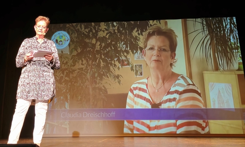 Kinder- und Familienzentrum Karlstraße hatte Grund zum Feiern.  Claudia Dreischhoff, Leiterin KiFaZ begrüßt die Gäste. 