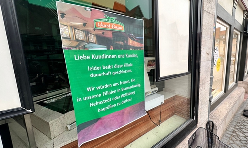 Ein Auhang gibt Auskunft über das Ende der Filiale.