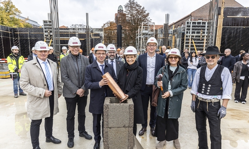 Grundsteinlegung für den Chemie-Neubau der TU Braunschweig: Dietmar Smyrek, Vizepräsident für Personal, Finanzen und Hochschulbau, Torsten Markgräfe, Geschäftsbereichsleiter TU-Gebäudemanagement, Falko Mohrs, Niedersächsischer Minister für Wissenschaft und Kultur, Prof. Dr. Christoph Jacob, Prodekan der Fakultät für Lebenswissenschaften, Prof. Angela Ittel, Präsidentin der TU Braunschweig, Dipl.-Ing. Lars Hidde, Hidde Architekten GmbH Braunschweig, Cristina Antonelli-Ngameni, Bürgermeisterin der Stadt Braunschweig, und Polier Karsten Thomas (v. li.). 