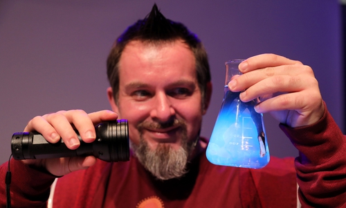 Der Moderator würzt den phaeno-Slam mit Experimenten.