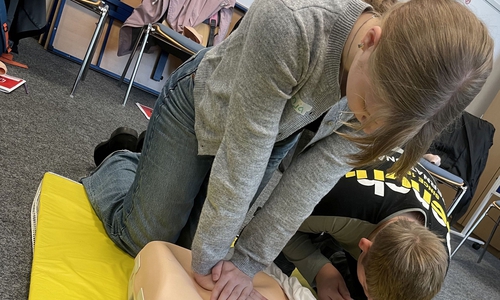 Noch jung, aber schon fit bei der Herz-Lungen-Wiederbelebung. 