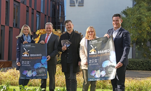 Julia Busch (Stadtwerke Gifhorn), Thomas Fast (Volksbank BRAWO), Paul Kunze, Madeleine Gudehus (beide Applaus Kulturprodukionen) und Matthias Nerlich (Bürgermeister Stadt Gifhorn) (v. li.).
