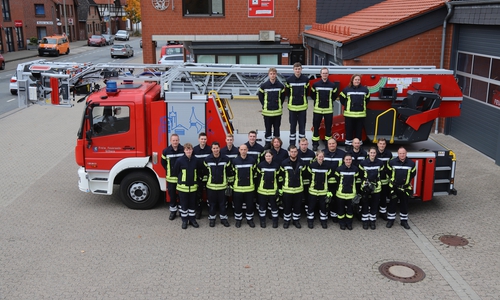  Insgesamt 17 engagierte Feuerwehranwärter, darunter 4 Frauen, absolvierten die anspruchsvolle Ausbildung, die ihnen nun den Status der Einsatzfähigkeit verleiht