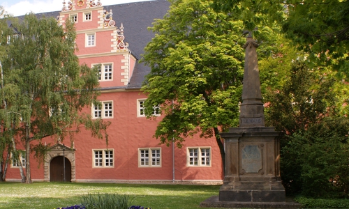 Bis etwa 1960 stand das Denkmal seitlich vor dem Zeughaus. 