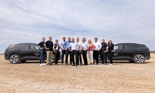 Besuch der deutschen Delegation (Mitte) und des Teams von PowerCo auf dem Gelände der Giga-Zellfabrik in St. Thomas.