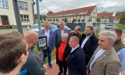 Politiker, Bürgermeister, KVG-Mitarbeiter und Regionalverbands-Mitarbeiter nehmen den ersten Digitalen Fahrplan an der Haltestelle Mariental, Horst im Landkreis Helmstedt offiziell in Betrieb