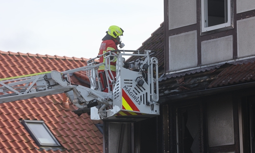 Auch die Drehleiter kam zum Einsatz. 