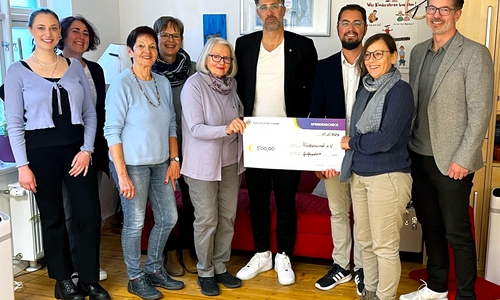 Der Vorstand vom Verein Rückenwind freut sich über die Spende, die von Sebastian Gutt (Präsident Lions Helmstedt), Andreas Warmbein (Vizepräsident Lions Helmstedt) und Jochen Angerstein (Präsident Lions Königslutter) überreicht wurde (hintere Reihe v. li.).