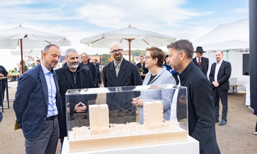 Dirk Kannacher, Jörg Finkbeiner, Sven Schmittbüttner, Klara Geywitz und Dennis Weilmann vor dem Modell der Hochhäuser.