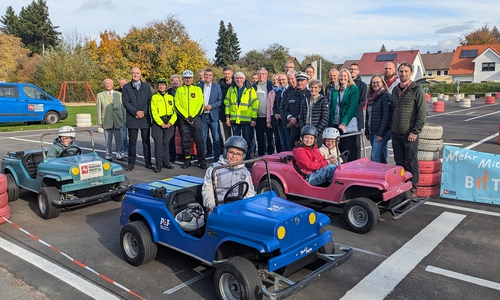 Ab sofort lernen Kinder und Jugendliche auf dem Verkehrsübungsplatz an der Schillerschule spielerisch geltende Verkehrsregeln und Sicherheitsvorschriften.