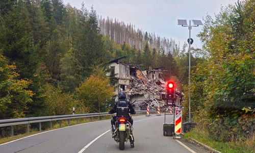 Eine Baustellenampel regelt hier seit Herbst 2023 den Verkehr. Archivbild