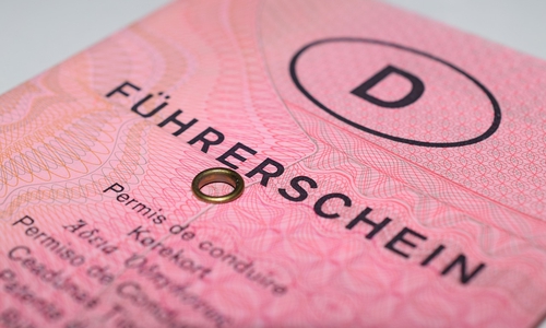 Papierführerscheine müssen gegen den neuen, fälschungssicheren EU-Führerschein umgetauscht werden.