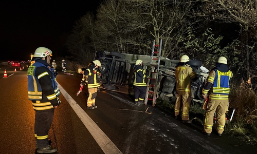 Der LKW landete auf der Seite im Straßengraben. 