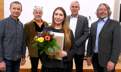 Preisträgerin Leah Marie Backsmann (Mitte) umrahmt vom Juryvorsitzenden Manuel Scholl (links daneben) und Stadtbaurat Kai-Uwe Hirscheide (rechts daneben) sowie den Jurymitgliedern Hans-Georg Bachmann (rechts) und Kai Kronschnabel (links).