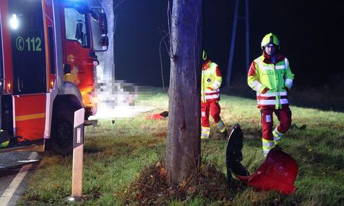 Fahrzeugteile wurden über mehrere Meter hinweg geschleudert. Die Feuerwehr suchte das Gebiet ab.