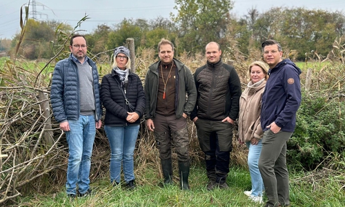 v.l.: Ortsbürgermeister Michael Hofmann, Ortsratsmitglied Silke Wesp, Jagdpächter Christian Volker, Jagdpächter Arne Hartewieg, stellv. Ortsbürgermeisterin Heidemarie Brackmann und Ortsratsmitglied Björn Försterling.