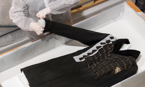 Im Zentraldepot des Braunschweigischen Landesmuseums verpacken Restauratorinnen des Militärhistorischen Museums Dresden die Uniform Friedrich Wilhelms. 