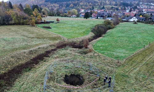 Auf einer brach liegenden Wiese bei Wolfshagen im Harz ist aufgrund von früheren Bergbautätigkeiten ein rund acht Meter tiefes Loch entstanden.	