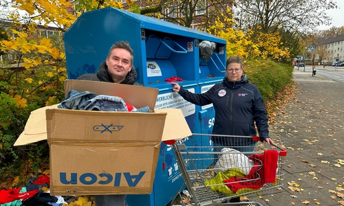 Adam Ciemniak (PUG) und Tanja Weiler (DRK Schatzmeister, zuständig für die Kleiderkammer) vor Containern des insolventen Unternehmens.