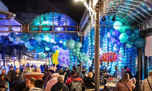 Die vielen Luftballons bildeten eine bunte Unterwasserwelt.