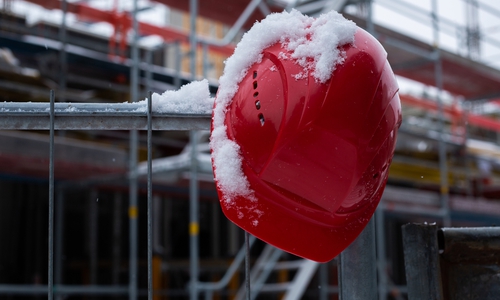 Auch wenn es im Winter für den Bau zu frostig wird: Die Jobs und der Lohn laufen  weiter. Denn heimische Bauunternehmen können das Saison-Kurzarbeitergeld (Saison- Kug) als „Winter-Brücke“ nutzen und so Entlassungen vermeiden. Auch Dachdecker,  Gerüstbauer sowie Garten- und Landschaftsbauer können davon profitieren.