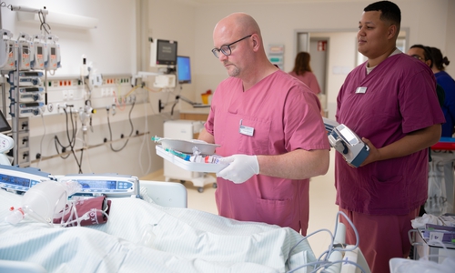 Sorgfältige Vorbereitung in den neuen Räumen – das Stationsleitung Andree Harmann und sein Team versorgen einen Patienten auf der Intensivstation B05 im neuen Modulgebäude an der Celler Straße. 