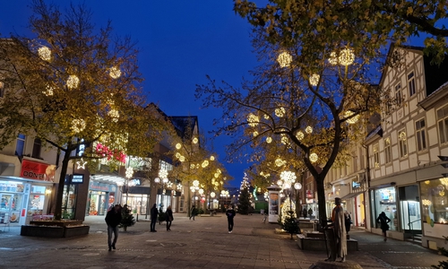 Wurde 2023 erweitert: Die Weihnachtsbeleuchtung am Südende der Peiner Innenstadt. 