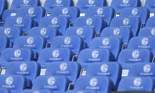 Sitze mit Logo des FC Schalke 04 (Archiv)