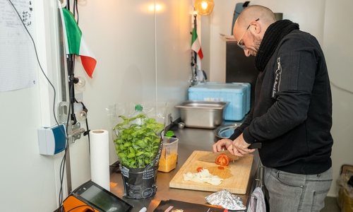 Davide Bernardi steht in seinem Truck selbst in der Küche. 