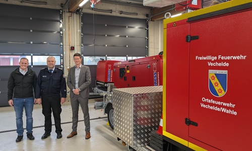 Bürgermeister Tobias Grünert, Dennis Kopaniarz (Fachdienstleitung Personal, Organisation, Feuerwehr, IT), Jens Engel, Gemeindebrandmeister Peter Splitt.