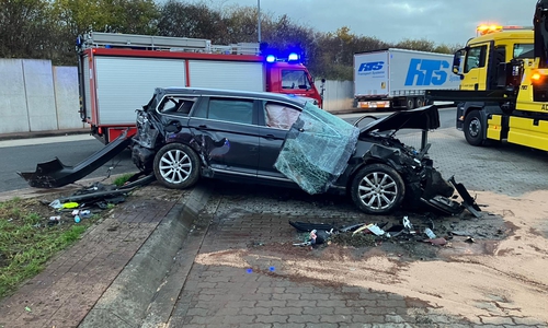 Das Unfallfahrzeug wurde schwer beschädigt.