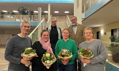 Der neue Stadtelternrat wurde im Rathaus von Iris Bothe, Dezernentin für Jugend, Bildung, Integration und Soziales sowie Torsten Koch vom Geschäftsbereich Schule (beide hinten) begrüßt. Von links nach rechts (vordere Reihe): Martin Fricke, Jessica Wirth, Bettina Daft, Sonja Brodt.
