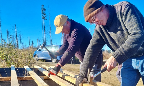 Die Teilnehmer des Bergwaldprojekts bauen Hordengatter, die künftig zum Schutz neugepflanzter Eichen aufgestellt werden.