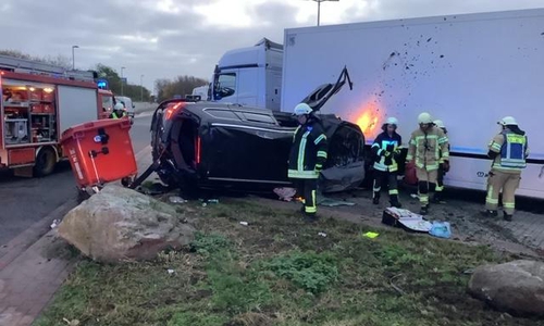 Das Auto war gegen einen LKW gekracht.