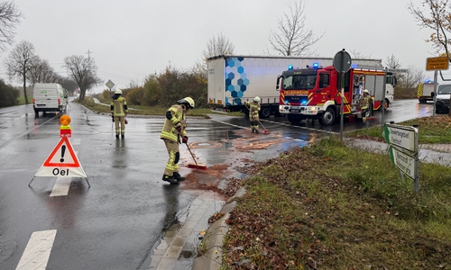 Die Feuerwehr beseitigte die Ölspur.