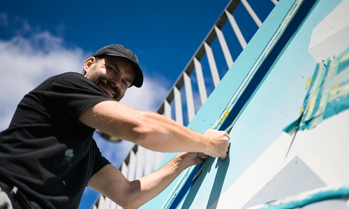 Künstler Sebastian Roese bei seiner Arbeit in Gliesmarode.