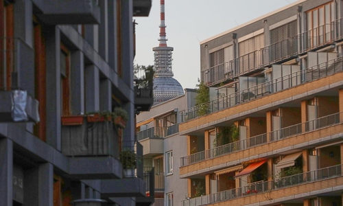 Wohnhäuser mit Berliner Fernsehturm (Archiv)