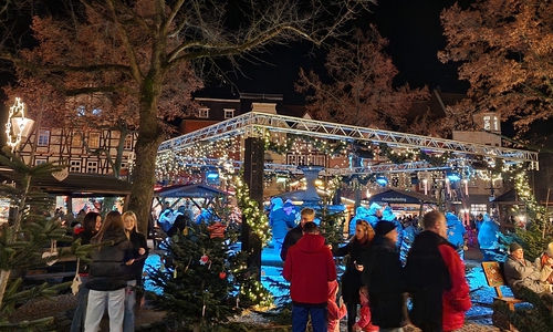 Die Weihnachtsbeleuchtung am Historischen Marktplatz wie auch in der gesamten Innenstadt zaubert ein besonders festliches Ambiente.