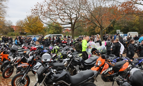 Eine große Gruppe begeisterter Motorradfahrer traf sich zu Halloween am Salzgittersee.