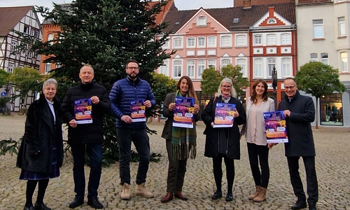 Präsentieren das Programm in der Weihnachtsstadt Peine: (v.l.) Margret Horneffer (Scottish Culture Club Peine), Bürgermeister Klaus Saemann, Jan Philip Colberg (Gildemeister Kaufmannsgilde Peine), Anja Barlen-Herbig (Geschäftsführung Peine Marketing GmbH), Dr. Bettina Wilts (Betriebs- und Theaterleiterin des Kulturrings Peine), Noreen Teske (Leitung Event Peine Marketing) und Ralf Schürmann (Geschäftsführung Stadtwerke Peine).