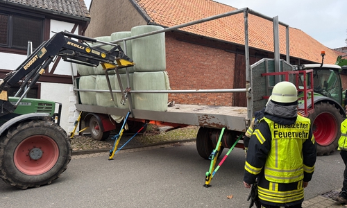 Ein Treckeranhänger war in Hauswand gefahren.