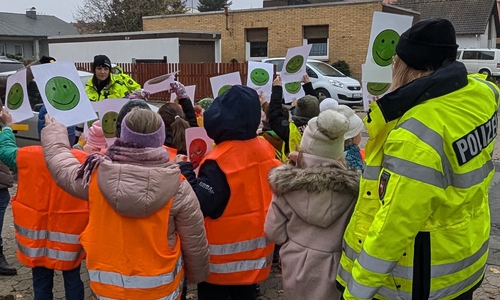 Wer zu schnell gefahren ist, blickt in die traurigen Gesichter der Schulkinder, ihrer Smileys und der Polizei. Andere können sich über fröhliche Gesichter freuen.