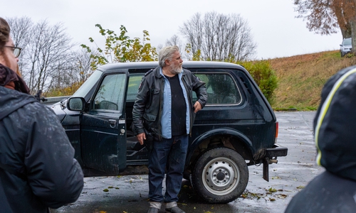 Aljoscha Stadelmann vor dem Lada Niva.