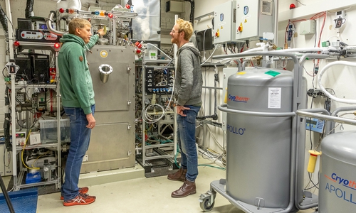 Dr. Christopher Kreuzig (links) von der TU Braunschweig und Luca Kiewiet vom DLR führen das Experiment in der Thermalvakuumkammer durch, die mond-ähnliche Bedingungen bietet.