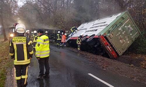 Das LKW-Gespann war im Graben gelandet.