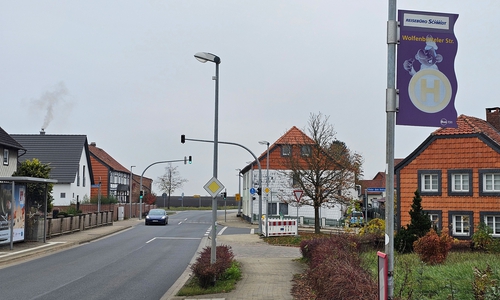 Wenn ein Bus von rechts aus dem Ademer Weg kommt, kann er - wenn die Technik einmal in Betrieb ist - durch die Ampel den Verkehr auf der Wolfenbütteler Straße stoppen.