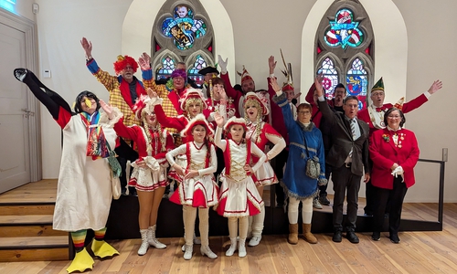 Mit einem dreifachen „Goslar Helau“ startet die fünfte Jahreszeit. Bürgermeister Axel Siebe (3. v. re.) hatte zuvor die Insignien der Macht symbolisch an die Große Karnevalsgesellschaft Goslar (GKG) übergeben.