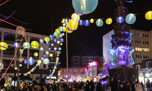 Rund um das Monument erstrahlten etliche Lichter und lockten viele Besucher in die Innenstadt.