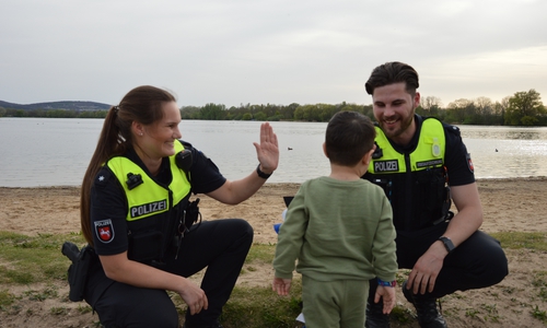 Die Polizeibeamten Lisa und Michael bei der Arbeit.