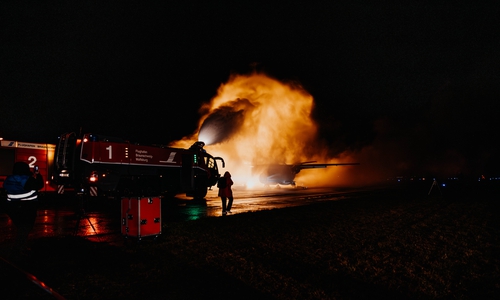 Das Feuerlöschfahrzeug Panther beim Löschen des Flugzeugbrandes.